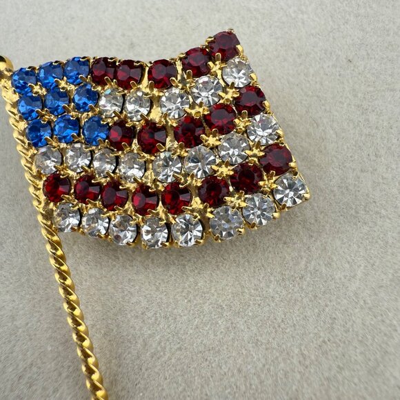 Rhinestone American Flag Brooch Pin USA Patriotic Jewelry Gold-Tone Red White Bl - Picture 3 of 5